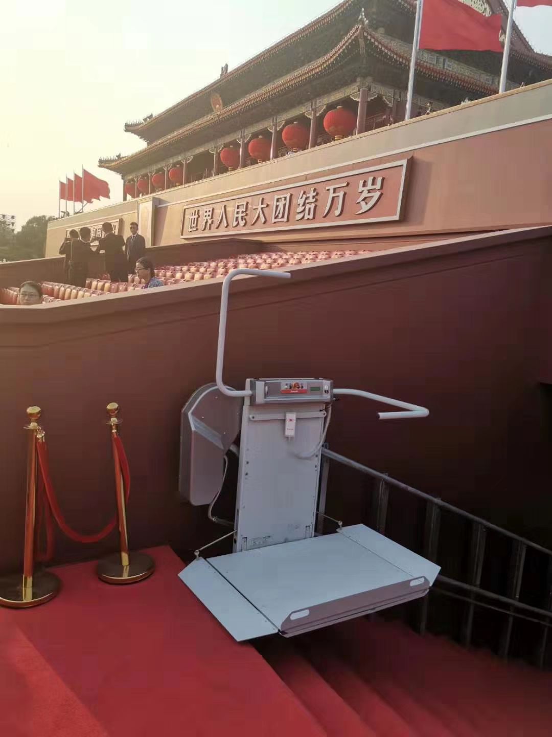 2全國人大代表呂世明：讓無障礙環境不再“障礙重重”——呼吁打造全方位的人文無障礙生活圈，讓無障礙走向“無障愛”-斜掛式升降平臺,輪椅升降平臺,無障礙升降平臺